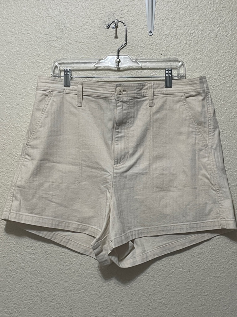 Madewell Women's Cream Bermuda Shorts. Very Good Condition. Size XL.